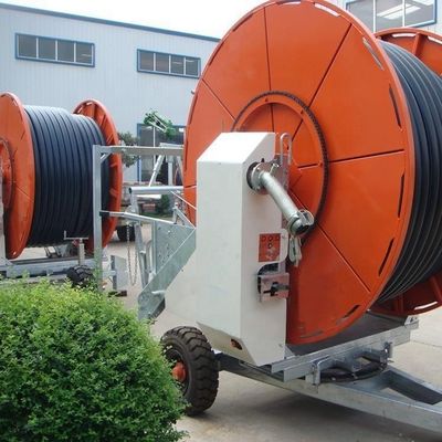 Innovador sistema de riego con bobina de manguera de 2300 KG para rociadores móviles