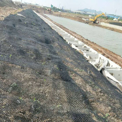 Cubierta de protección de césped de pendiente tridimensional ensamblada para el control permanente de la erosión del agua