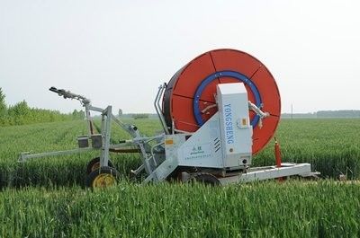 86 KG Sistema de riego de bobina de manguera de rocío ajustable Potente y versátil Solución de riego automático avanzado IoT Truss