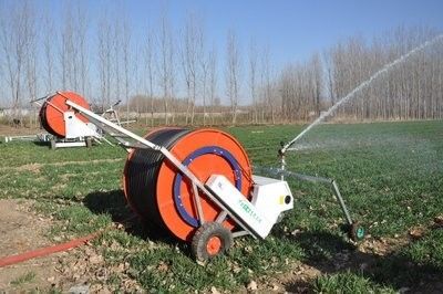 86 KG Sistema de riego de bobina de manguera de rocío ajustable Potente y versátil Solución de riego automático avanzado IoT Truss