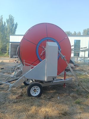 Sistema de riego con bobina de manguera para uso de agua en campos agrícolas