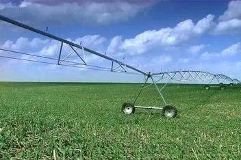 Instalación de riego por pivote de metal de 230 KG por Superior Farm Irrigation Tech La solución para el crecimiento óptimo de los cultivos