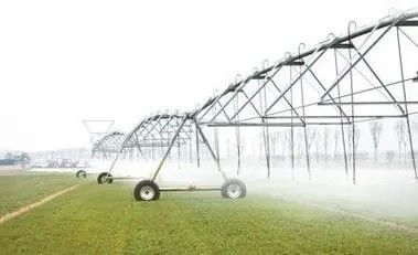 Riego de precisión hecho fácil irrigador de movimiento lateral para agricultura inteligente con agua 3800 KG