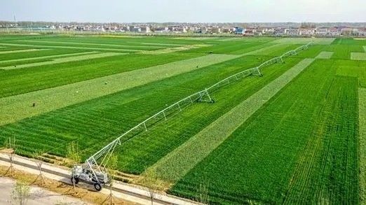 Riego de precisión hecho fácil irrigador de movimiento lateral para agricultura inteligente con agua 3800 KG