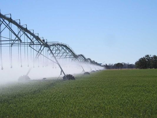 Las granjas sin igual con agua de ahorro de centro de riego pivote rociador y motor