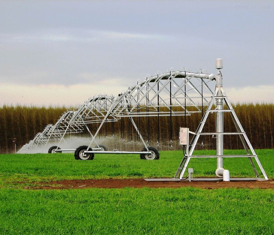 Sistema de riego por eje central de metal: opción agrícola, resistente y ahorrador de agua, perfecto para las tierras agrícolas.
