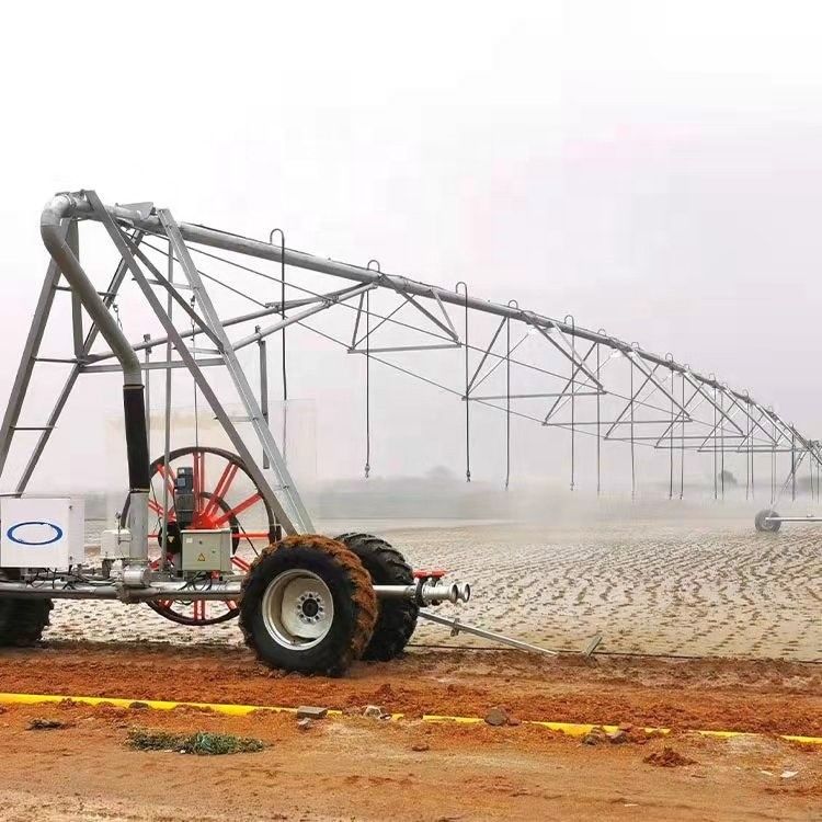 Agricultura revolucionaria y respetuosa con el medio ambiente Granja de patatas Alfalfa Centro de campos Sistema de riego pivotal con energía solar